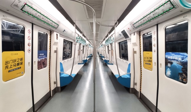 北京地鐵列車門貼廣告投放，北京地鐵車廂玻璃貼廣告價格