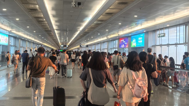 深圳福田口岸往返香港通道橋燈箱廣告，深圳福田口岸廣告價(jià)格