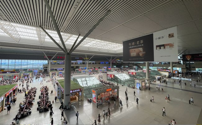 鄭州東高鐵站候車區(qū)檢票口燈箱廣告，鄭州東站廣告大屏價格