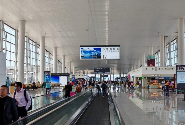 廣州白云機場T2國內(nèi)出發(fā)到達吊旗廣告，廣州機場廣告價格