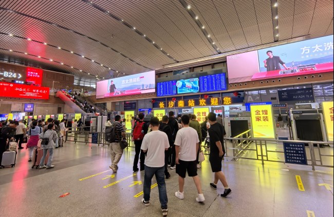 長沙南火車站進站安檢口LED雙屏，長沙南站大屏高鐵廣告價格