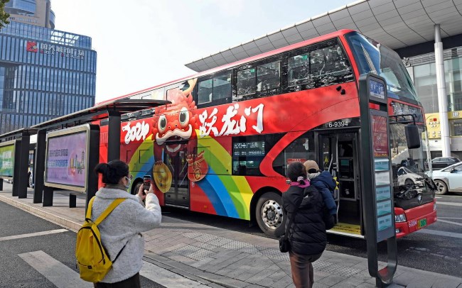 杭州雙層公交廣告外車身貼巴士廣告，杭州公交車廣告價(jià)格