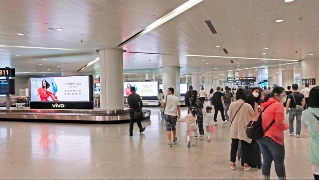 杭州蕭山機場到達行李轉盤聯(lián)排LED大屏，杭州機場LED廣告價格