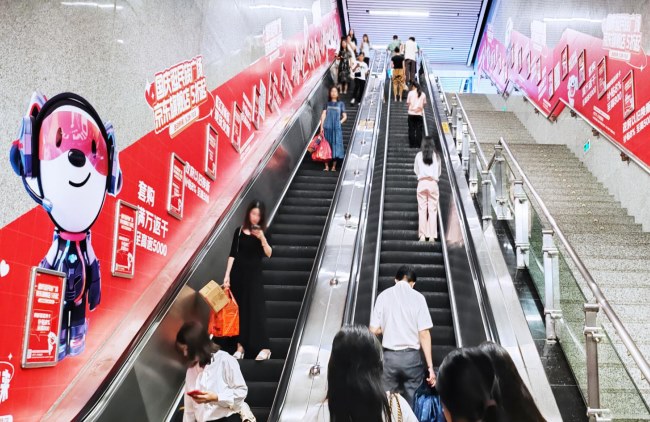 南寧地鐵出入口扶梯兩側(cè)墻貼廣告牌投放，南寧地鐵廣告價(jià)格