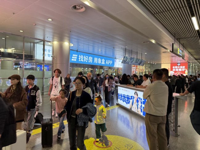 長(zhǎng)沙機(jī)場(chǎng)T2到達(dá)出口橫牌廣告投放，長(zhǎng)沙黃花機(jī)場(chǎng)廣告價(jià)格