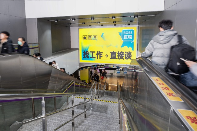 深圳地鐵站出入口扶梯正對大牌廣告投放，深圳地鐵廣告價格