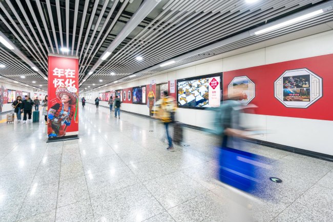 長沙地鐵火車南站站通道墻貼廣告投放，長沙地鐵廣告價格