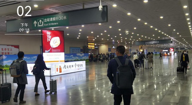 長沙南高鐵站出站通道立柱大屏廣告，長沙南站LED屏廣告價格