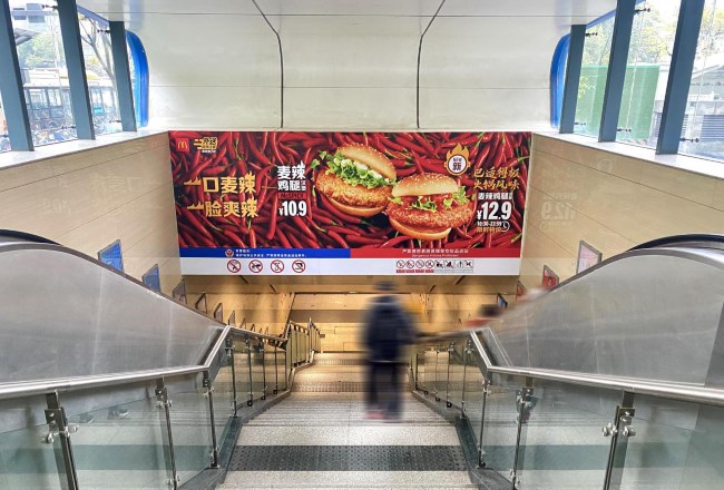 成都地鐵站出入口扶梯正對(duì)梯楣廣告投放，成都地鐵廣告價(jià)格