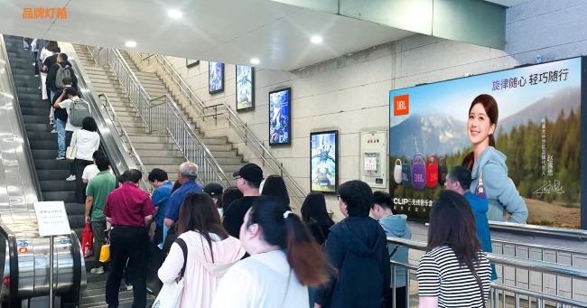 北京地鐵國貿(mào)站扶梯兩側(cè)廣告投放，北京地鐵出入口廣告價格
