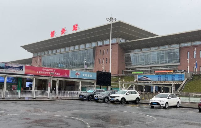 韶關(guān)高鐵站出站通道燈箱廣告，韶關(guān)站LED屏廣告價格