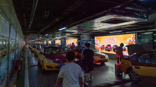 北京南高鐵站出租車通道燈箱廣告牌，北京南站大屏廣告價(jià)格