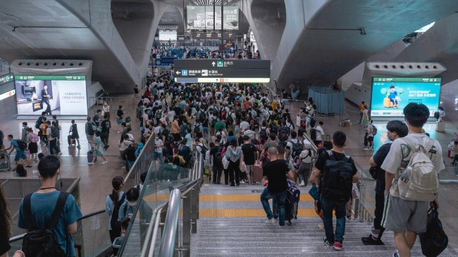 廣州南站出站通道燈箱廣告投放，廣州南高鐵站大屏廣告價(jià)格