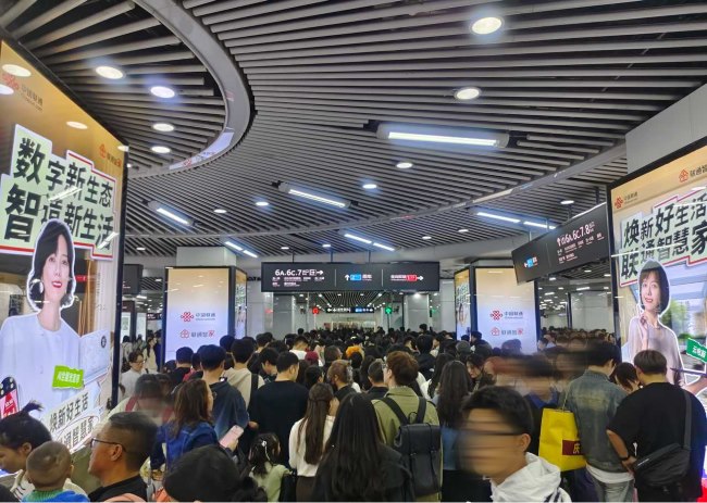 長沙地鐵五一廣場換乘站廳包柱燈箱廣告，長沙地鐵廣告價(jià)格
