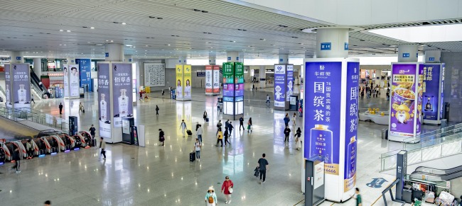 杭州東站出站大廳包柱燈箱廣告，杭州東火車站大屏廣告價(jià)格