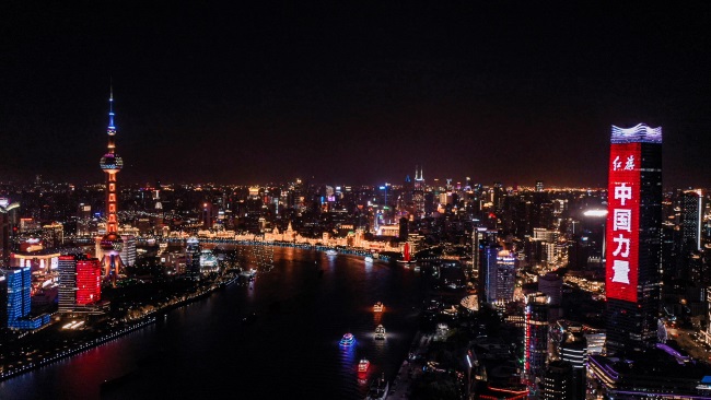 上海外灘地標(biāo)白玉蘭樓體戶外LED廣告投放，上海燈光秀廣告價格