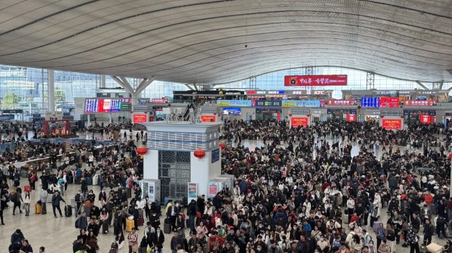 深圳北站候車大廳檢票口上方LED，深圳北高鐵大屏廣告價(jià)格