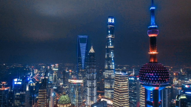 上海中心大廈塔身大屏廣告投放，上海外灘燈光秀LED廣告價格