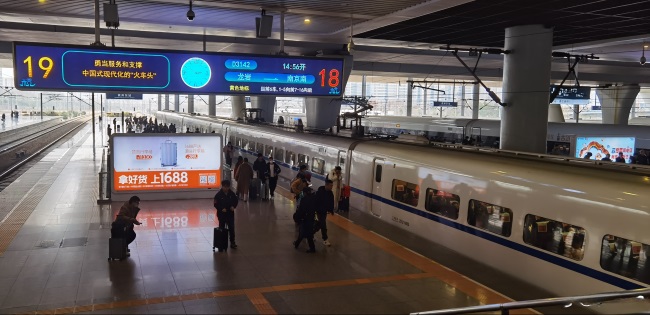 杭州東高鐵站臺燈箱廣告投放，杭州東站大屏廣告價格