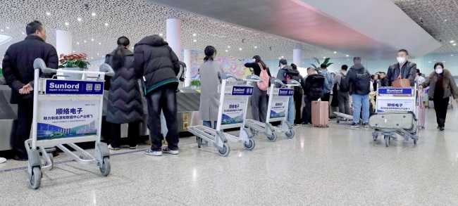 深圳機場手推車廣告投放，深圳寶安機場行李推車貼廣告價格