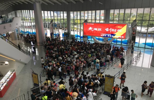 深圳蛇口郵輪中心廣告位的區(qū)位優(yōu)勢(shì)和投放策略。第一戶外傳媒代理相關(guān)廣告的案例及效果如何？