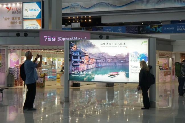 香港機(jī)場(chǎng)廣告有哪些形式？預(yù)算100萬(wàn)左右怎樣投放效果更好？第一戶外傳媒代理發(fā)布香港機(jī)場(chǎng)廣告是否值得信賴？