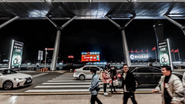 詳細(xì)介紹一下貴陽龍洞堡機(jī)場媒體位置，并說明第一戶外傳媒代理哪些廣告位？