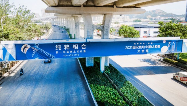 青島李滄重慶中路天橋燈箱大牌廣告投放，青島戶外廣告價(jià)格