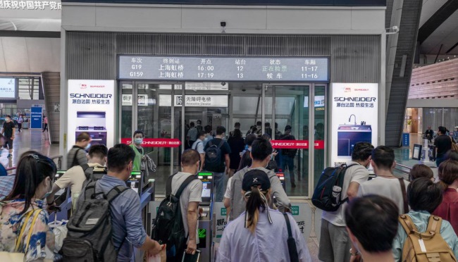 北京南高鐵站檢票口玻璃門貼墻貼廣告投放，北京南站廣告價格