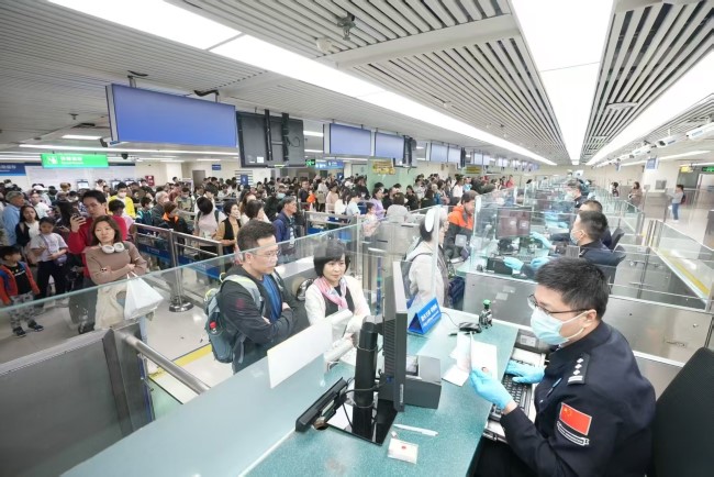 深圳羅湖口岸入境墻面燈箱廣告投放，羅湖口岸通道大屏廣告價格
