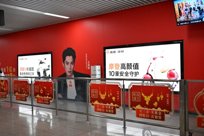 鄭州二七廣場(chǎng)站地鐵站廳墻貼廣告投放，鄭州地鐵廣告價(jià)格