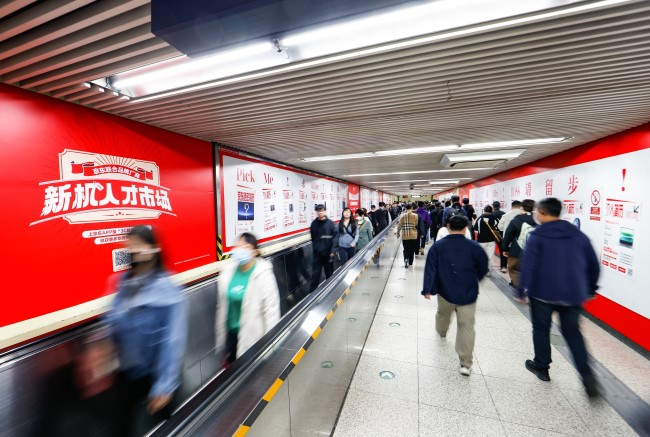 北京東單地鐵站換乘通道墻貼廣告投放，北京地鐵大屏廣告價(jià)格