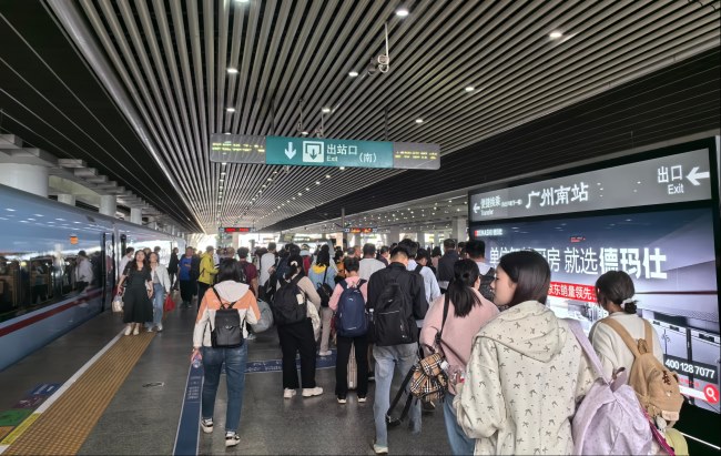 廣州南站高鐵站臺(tái)燈箱廣告投放，廣州南站大屏廣告價(jià)格